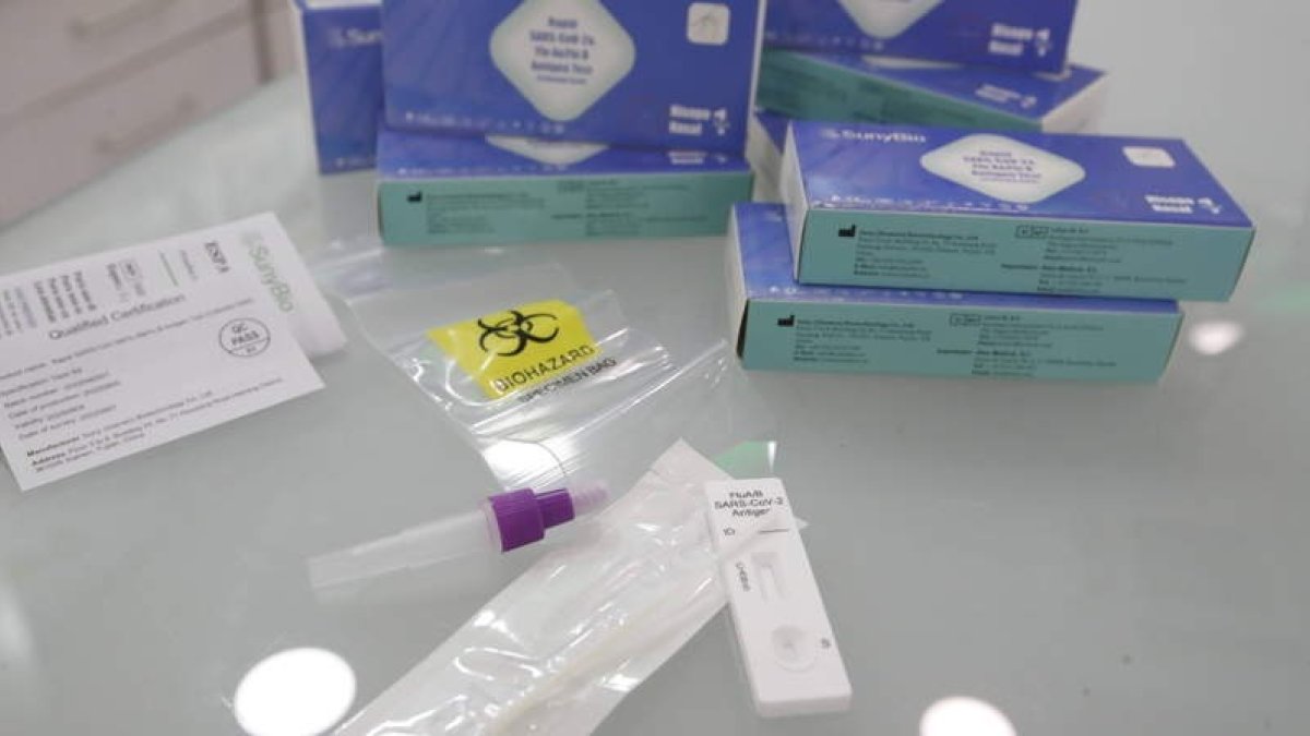 Test de gripe y covid, cuyas ventas se han disparado este mes. DL