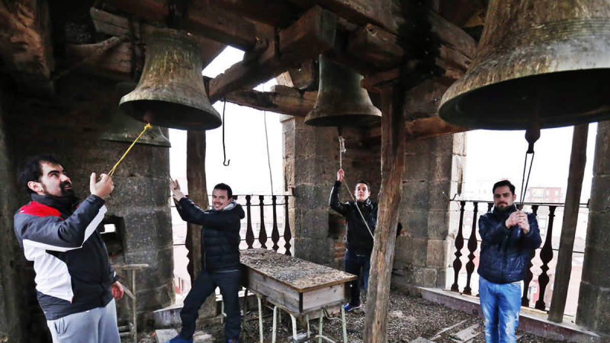 Los mozos del barrio toman posiciones poco antes de que Ella salga a las calles para ser venerada por sus leoneses. Cuando la Dolorosa enfila la calle, sus fuerzas se hacen infinitas.