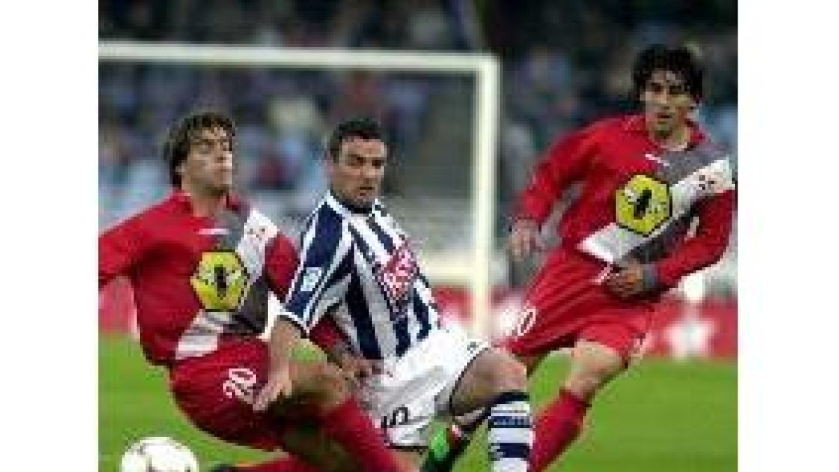 Javier de Pedro, autor del primer gol de la Real, lucha por el balón entre Azkoitia y Peragón