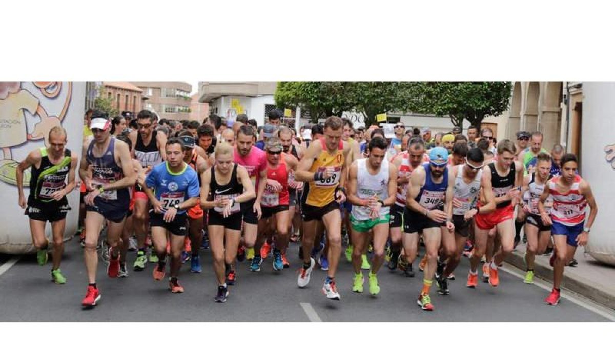 La Media Maratón del Dulce congregó en la salida de Benavides a más de 250 participantes entre las pruebas de 21K y 5K. SECUNDINO PÉREZ
