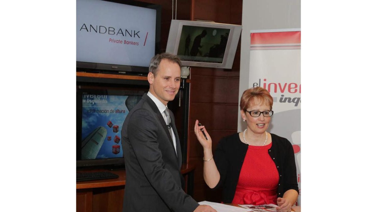 Álex Fusté y María Jesús Soto, en las instalaciones de Andbank en la capital leonesa. SECUNDINO PÉREZ