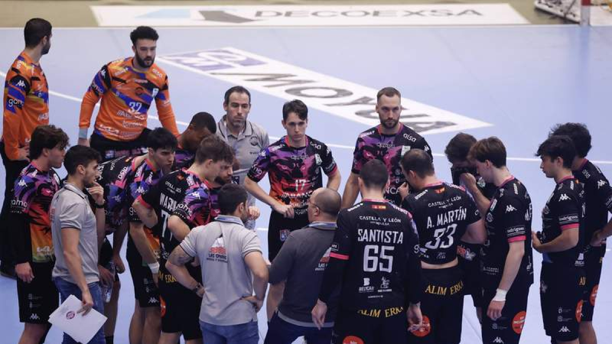 El Ademar viaja a Torrelavega con la necesidad de sumar un triunfo que le acerca a la Copa de España. LOF