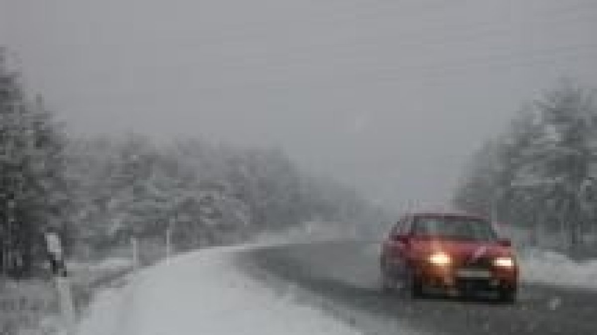 Como en semanas anteriores, la nieve volvió a hacer acto de presencia ayer en El Rabizo
