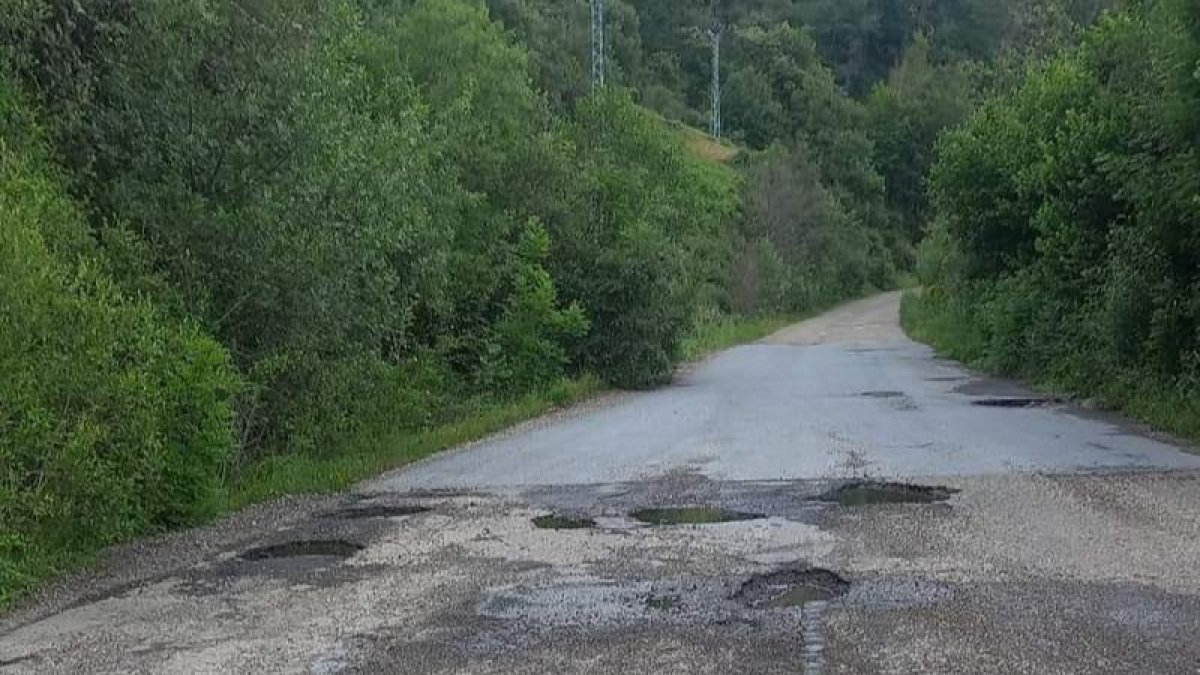 Estado que presentaba la carretera antes del bacheo de agentes de la zona. DL