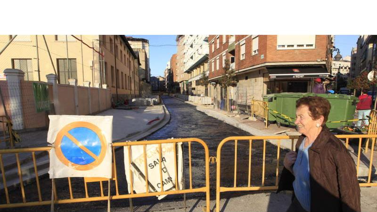 La avenida Valdés, a la altura del colegio Valentín García Yebra, lucía ayer negra tras la aplicación del riego asfáltico.