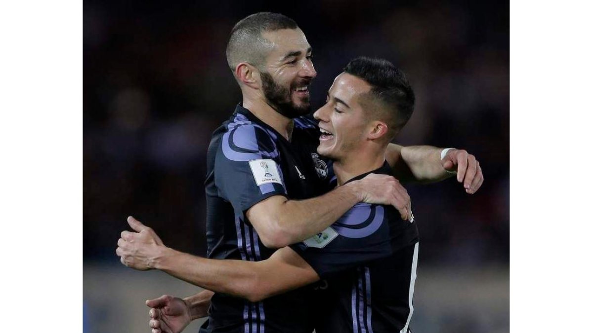 Benzema se abraza con su compañero Lucas Vázquez tras abrir la victoria blanca con su gol. KIYOSHI OTA