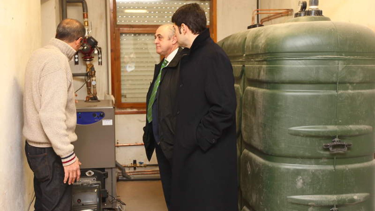Gregorio Chamorro y Fernando Vélez en la sala de calderas de la Escuela Taller.