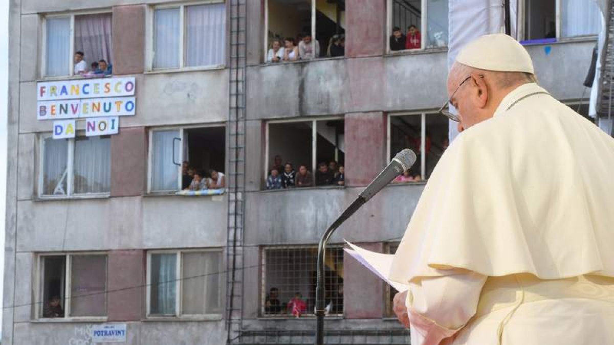 Los gitanos de la barriada de Lunik IX escuchan al papa desde sus casas. EFE