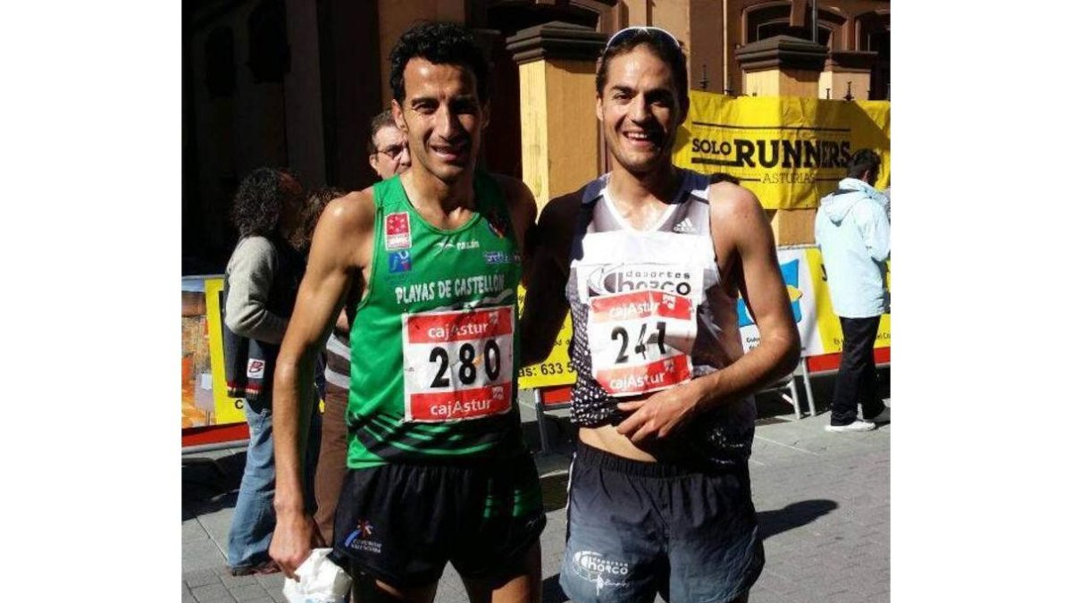Álex, a la derecha, subió al segundo peldaño del podio en Langreo.