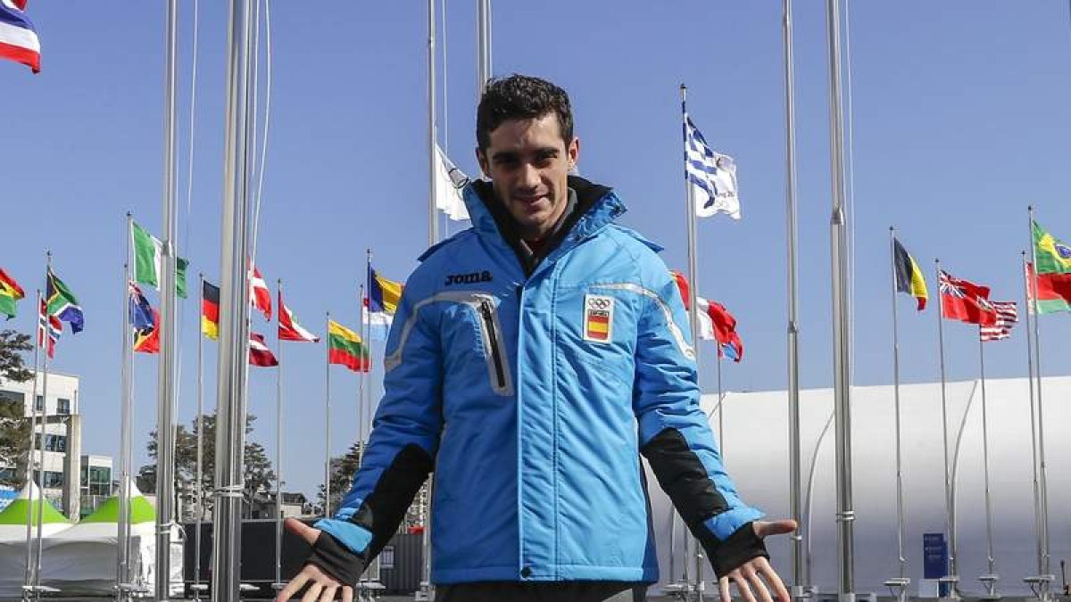 El patinador español Javier Fernández posa en la villa olímpica. VALDRIN XHEMAJ