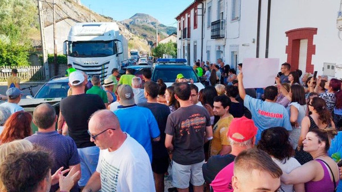 Corte de carretera en La Vid de Gordón. ICAL