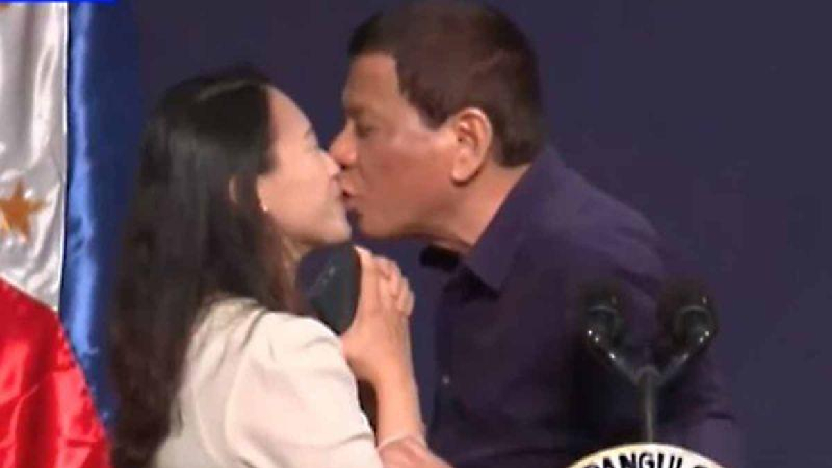 El beso forzado de Duterte a una mujer durante un acto desata una ola de críticas por misoginia.