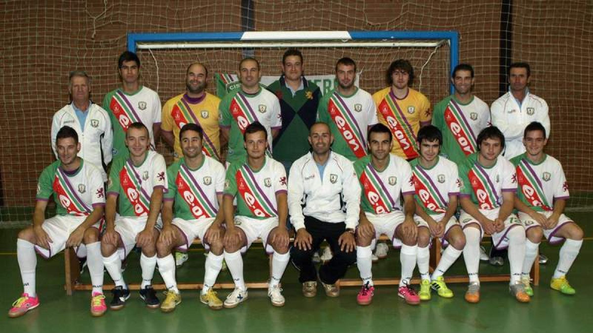 Formación del equipo del Cistierna que domina con autoridad el grupo 9 de la Tercera División.