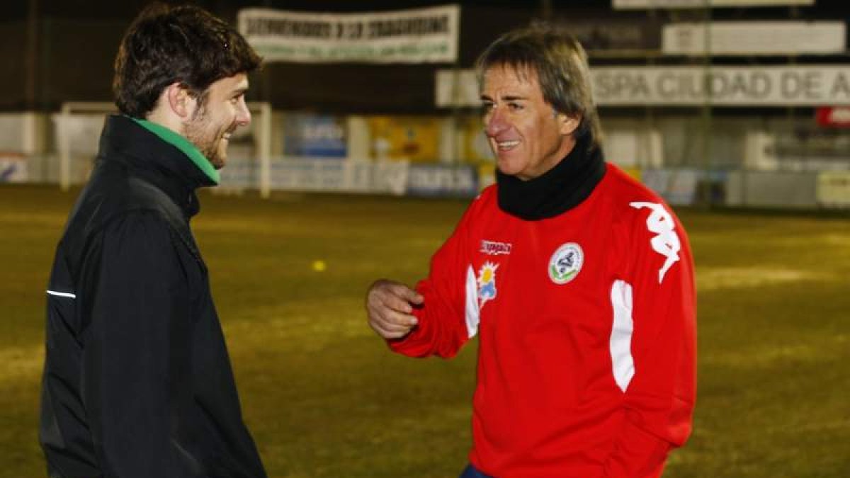 Pepe Calvo, a la derecha, conversa con Jesús Rodicio, preparador físico, durante su primer entrenamiento al frente del Astorga