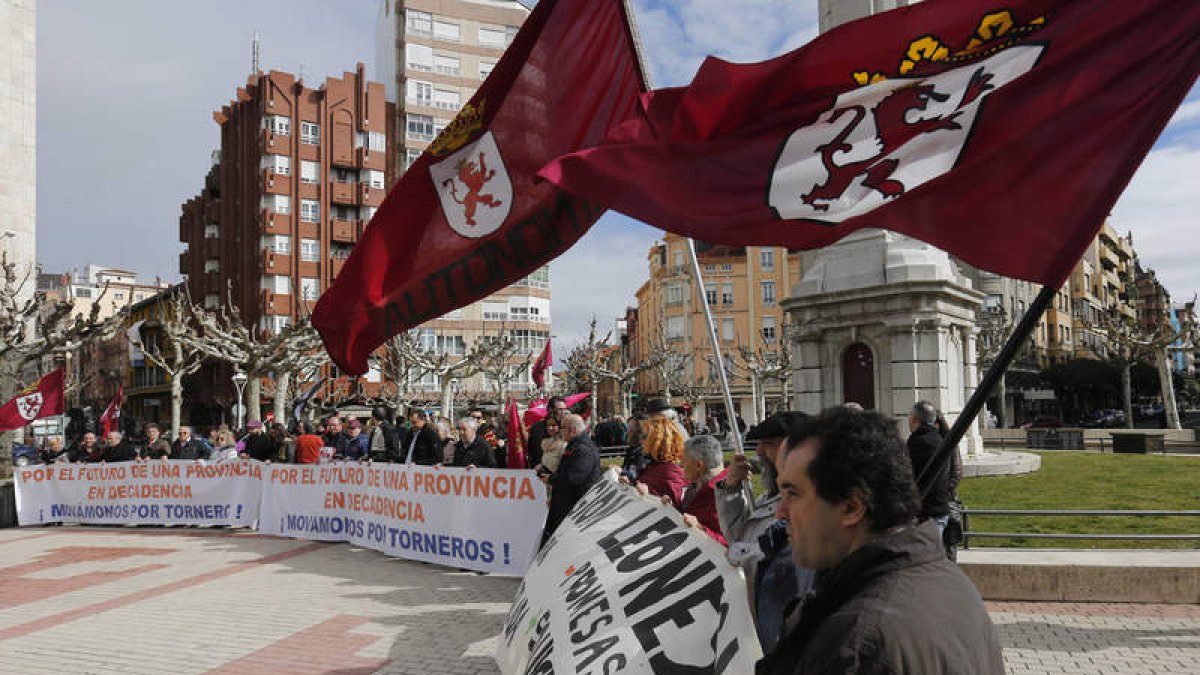 La concentración se celebró a última hora de la mañana frente a la sede de la Subdelegación