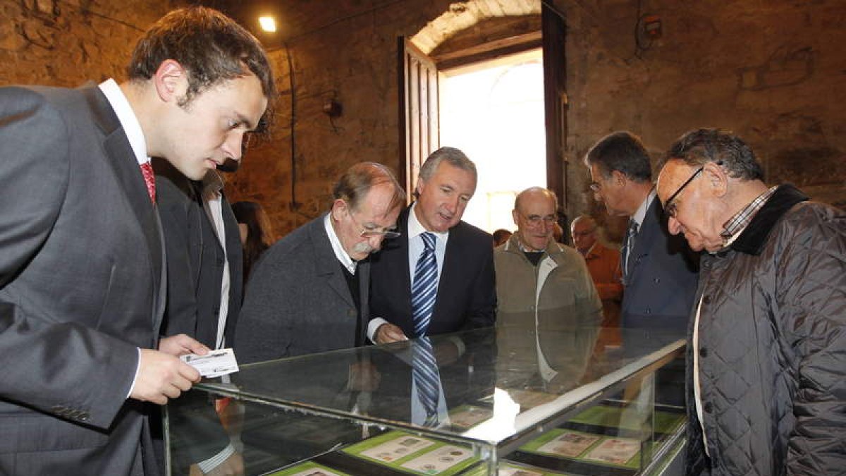 Los representantes políticos, Sendo y vecinos de Astorga observan la colección.