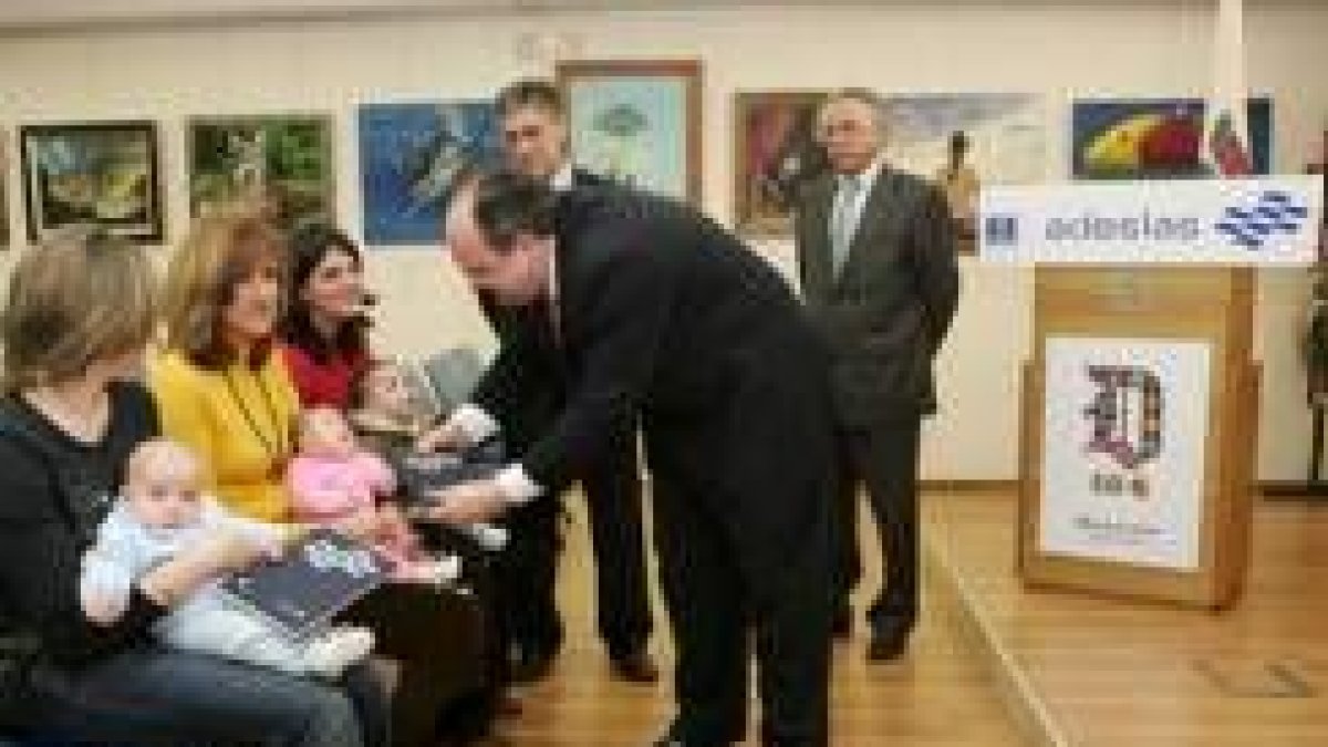 José Miguel de las Cuevas Quevedo entregó las pólizas de Adeslas a los niños beneficiarios