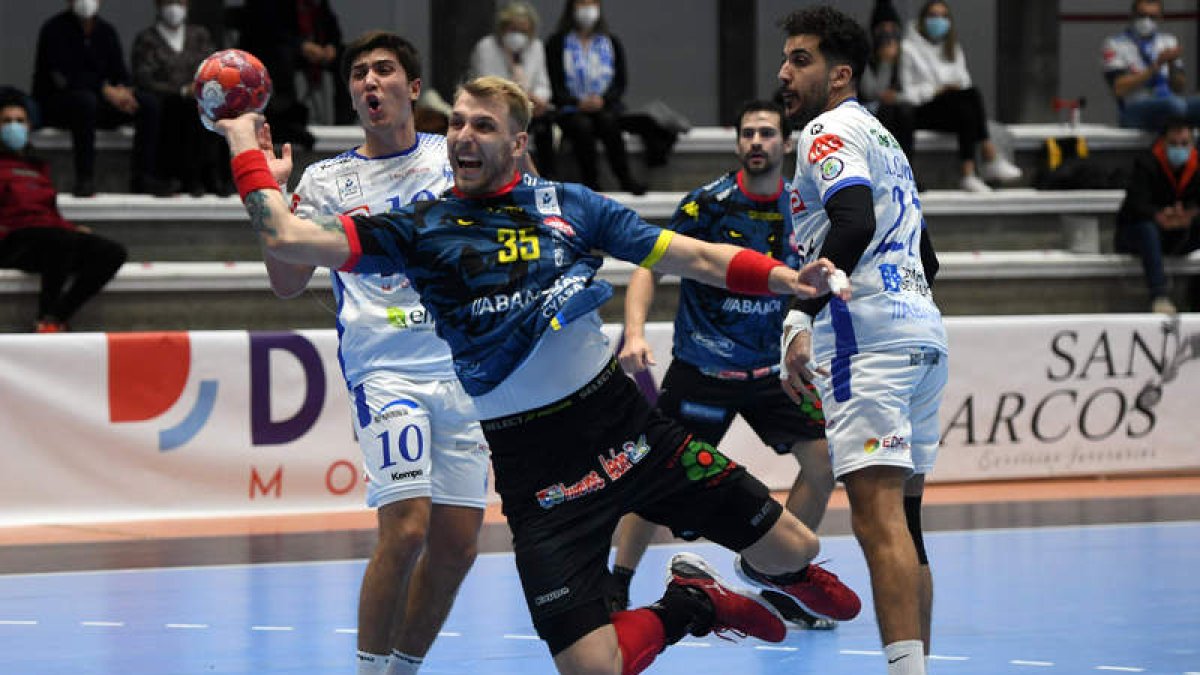 El jugador polaco Piechowski en el partido que el Abanca Ademar disputó frente al Cisne. DL