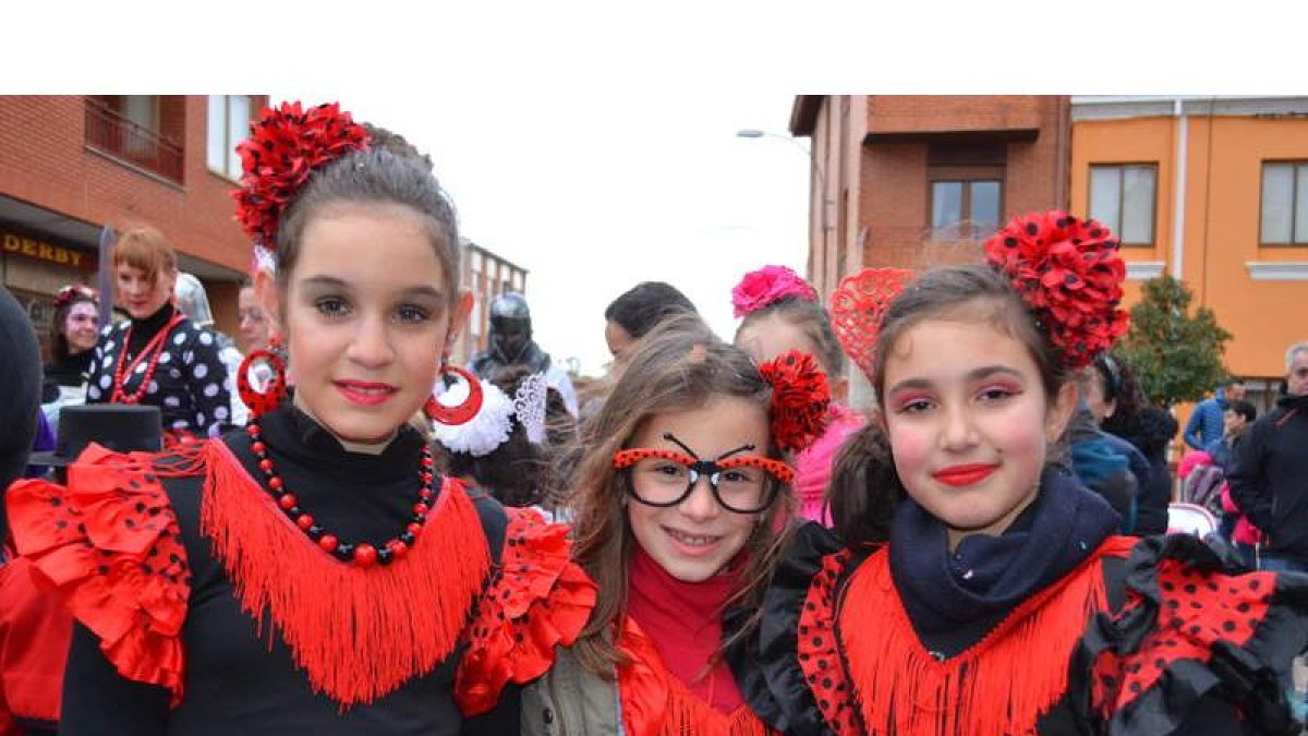Los vecinos de Santa María del Páramo se vuelcan en la celebración del Carnaval.