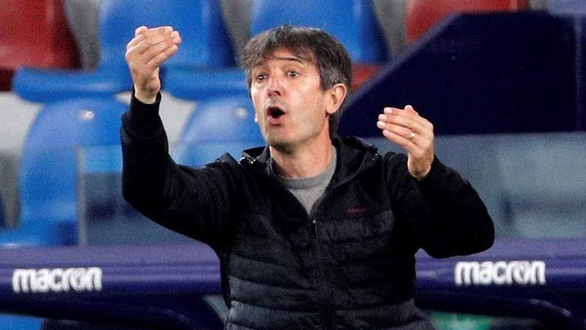 José Rojo Martín ‘Pacheta’ dirige a la SD Huesca durante un partido. JUAN CARLOS CÁRDENES