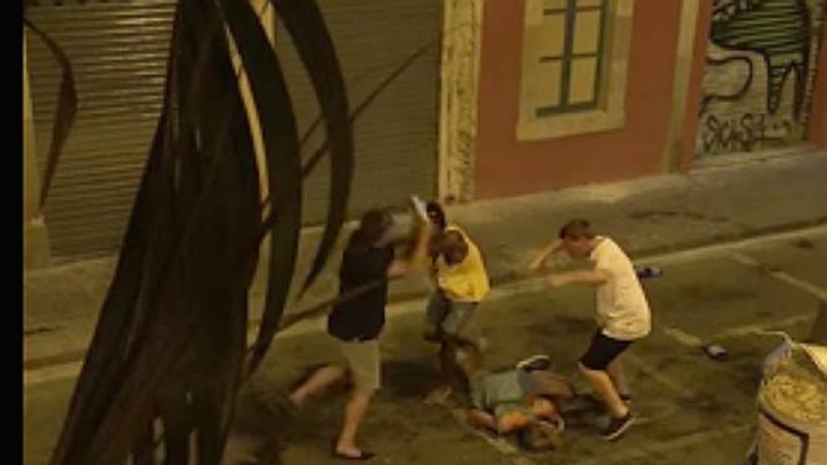 Un vecino agrede con un libro a unos escandalosos de fiesta.