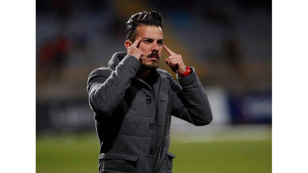 El técnico de la Cultural, Rubén de la Barrera, durante un partido del equipo leonés la pasada temporada. JESÚS F. SALVADORES