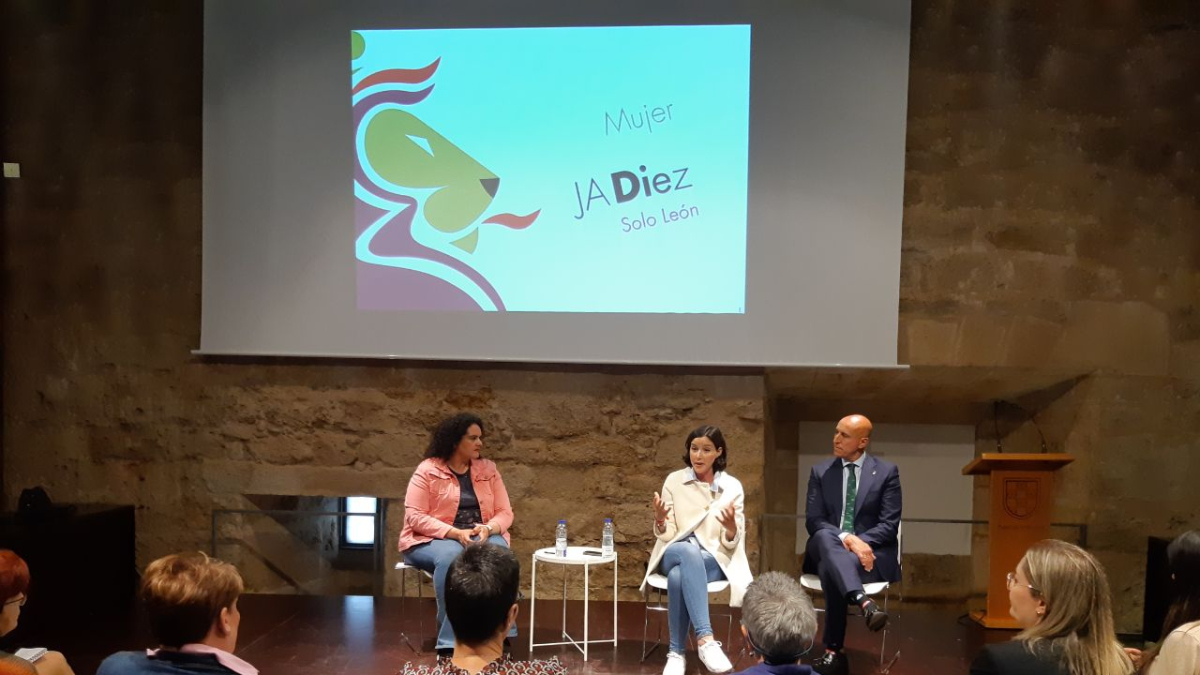 Diez, en el acto celebrado ayer. DL