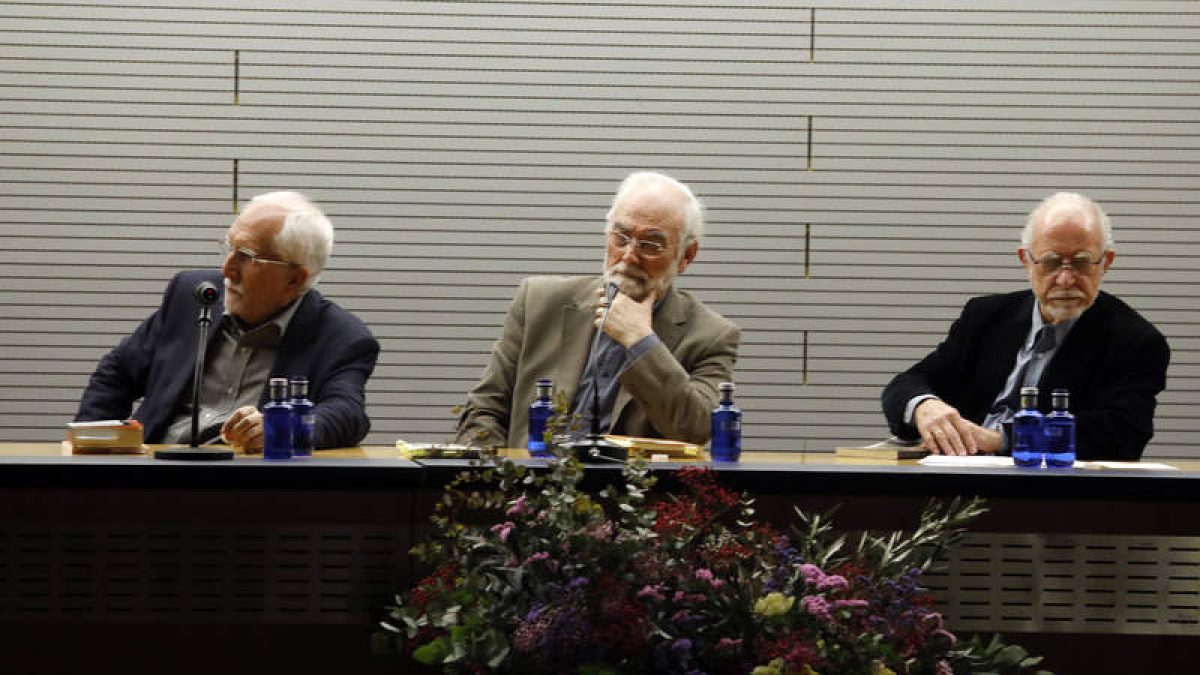 Juan Pedro Aparicio, Luis Mateo y José María Merino decidieron crear a Sabino Ordás como heterónimo de aventuras literarias. M. PÉREZ