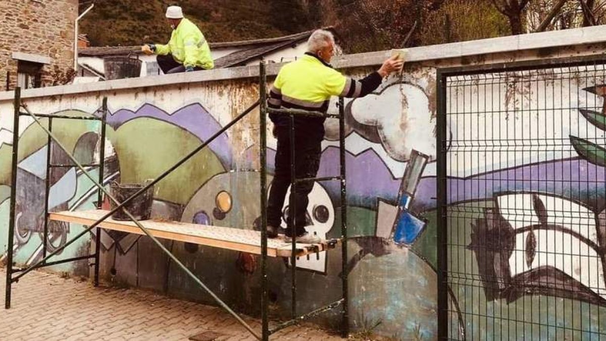 Empleados municipales realizando mejoras del mural ubicado en la Avenida Sierra Pambley. DL