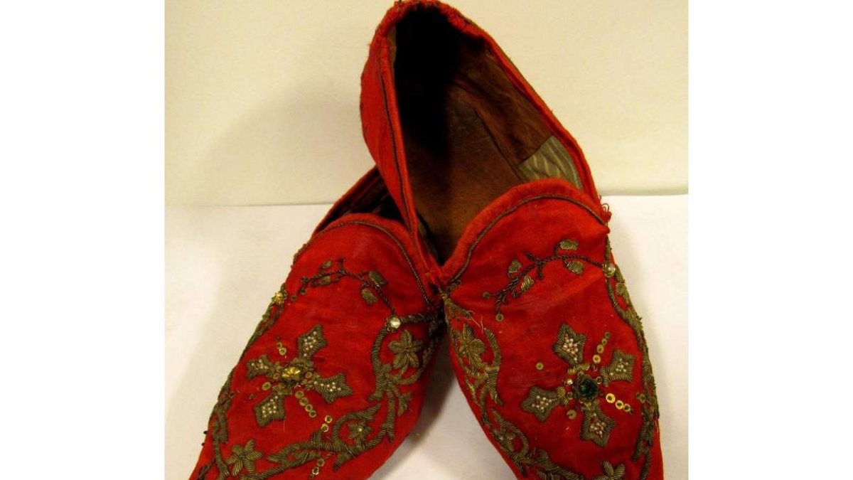 Sandalias de Antolín López Peláez, en seda roja e hilo de oro. DL