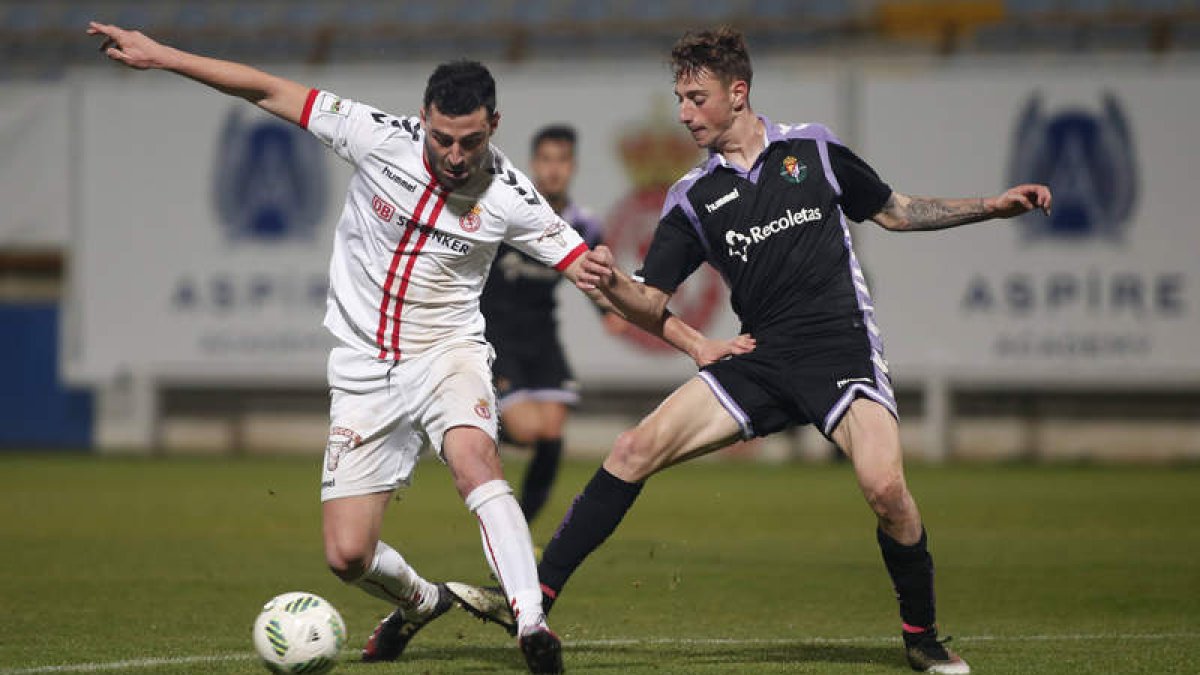 La Cultural se medirá mañana al primer equipo del Real Valladolid con la presencia de algunos futbolistas del filial. JESÚS