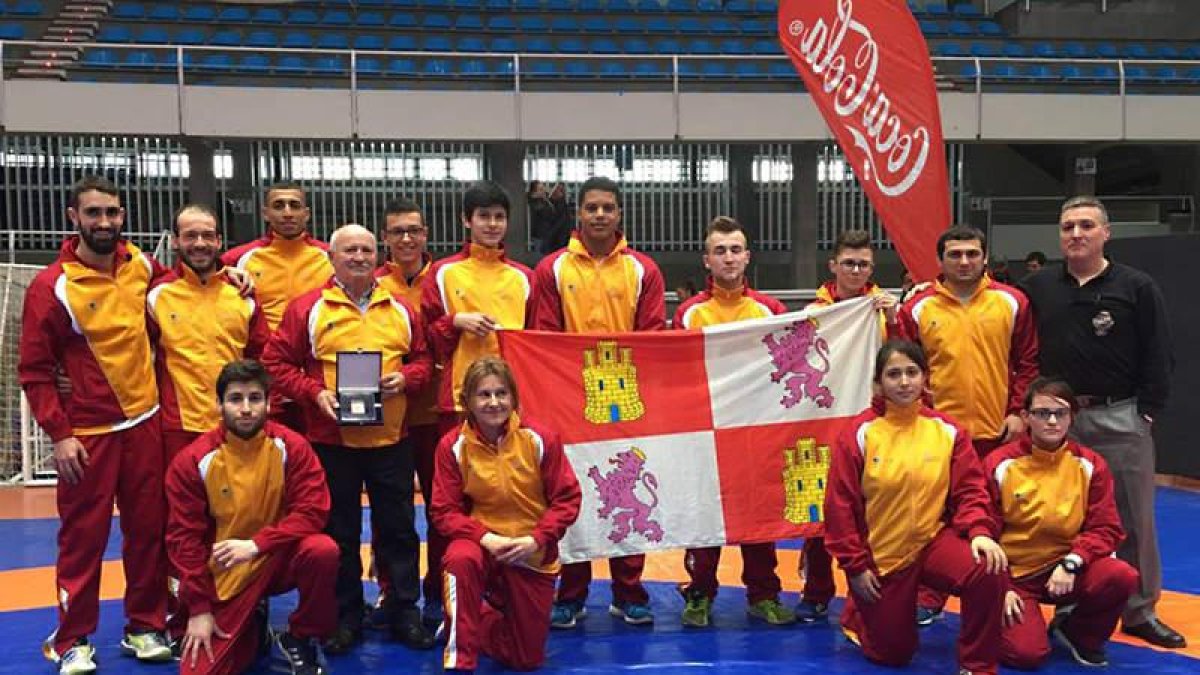 El equipo de la territorial de Lucha participante en el Campeonato de España, con muy significada aportación desde el Bierzo. CLOLDA