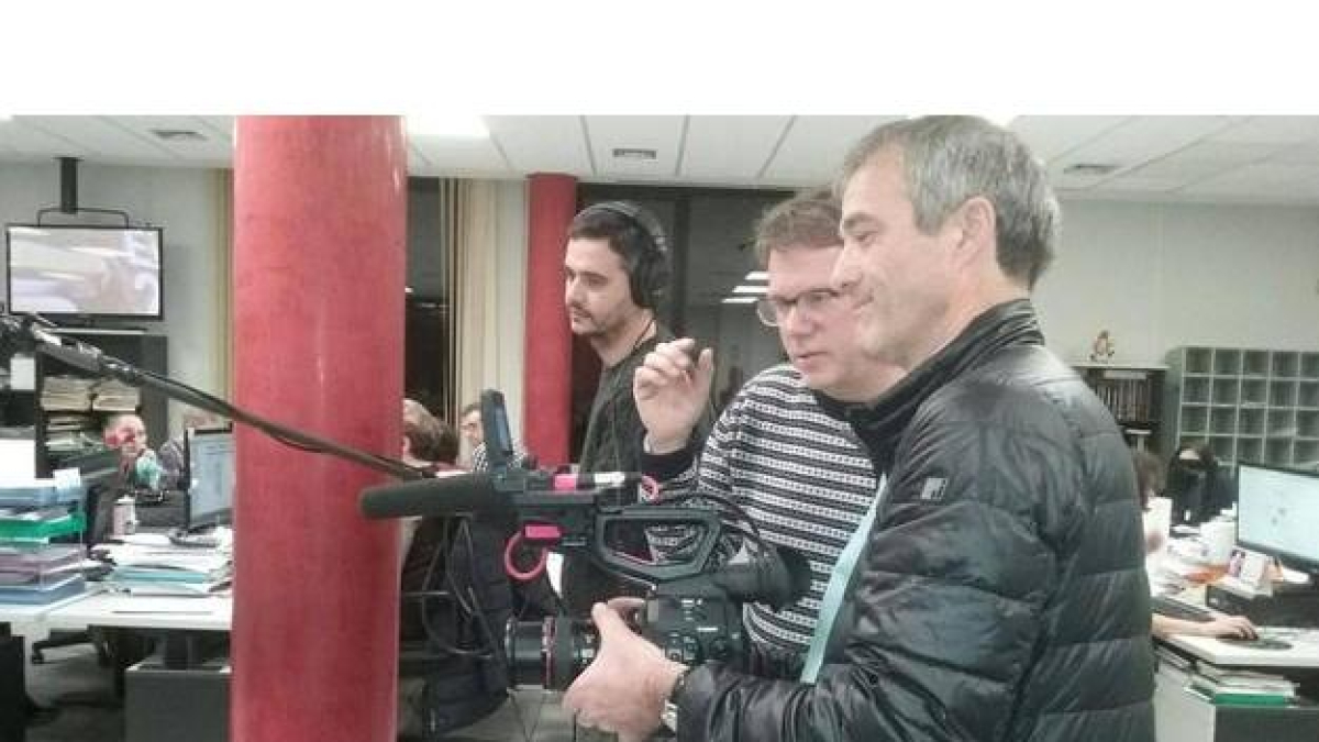Enric Bach, Justin Webster  y Cosmo Campbell grabando en el Diario de León esta tarde