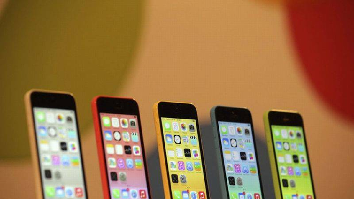 Modelos de iPhone 5C, en una tienda de Apple en Berlín, que saldrá a la venta el próximo 20 de septiembre.