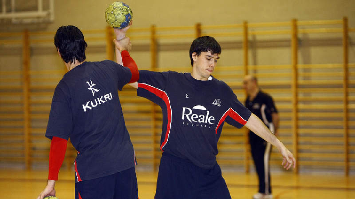 Aguirrezabalaga y Vega, durante su etapa anterior en el Ademar, compatibilizarán trabajo y balonmano en el equipo leonés.
