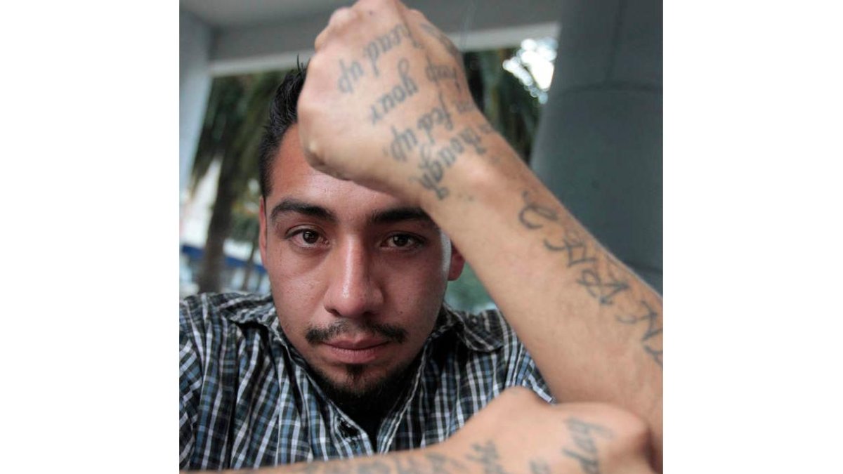 Abraham Armando muestra sus tatuajes. MARIO GUZMÁN