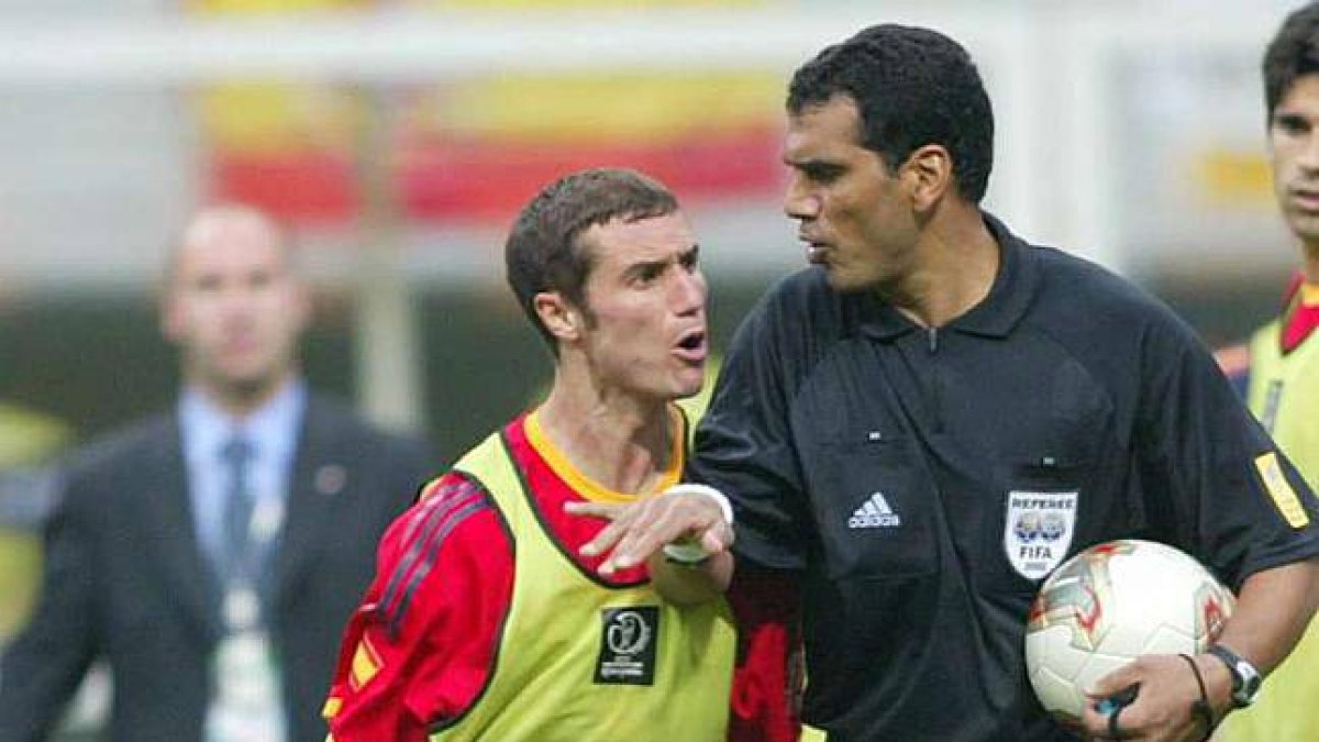 Helguera se encara con Al-Ghandour tras la eliminación de España ante Corea del Sur en el Mundial del 2002.