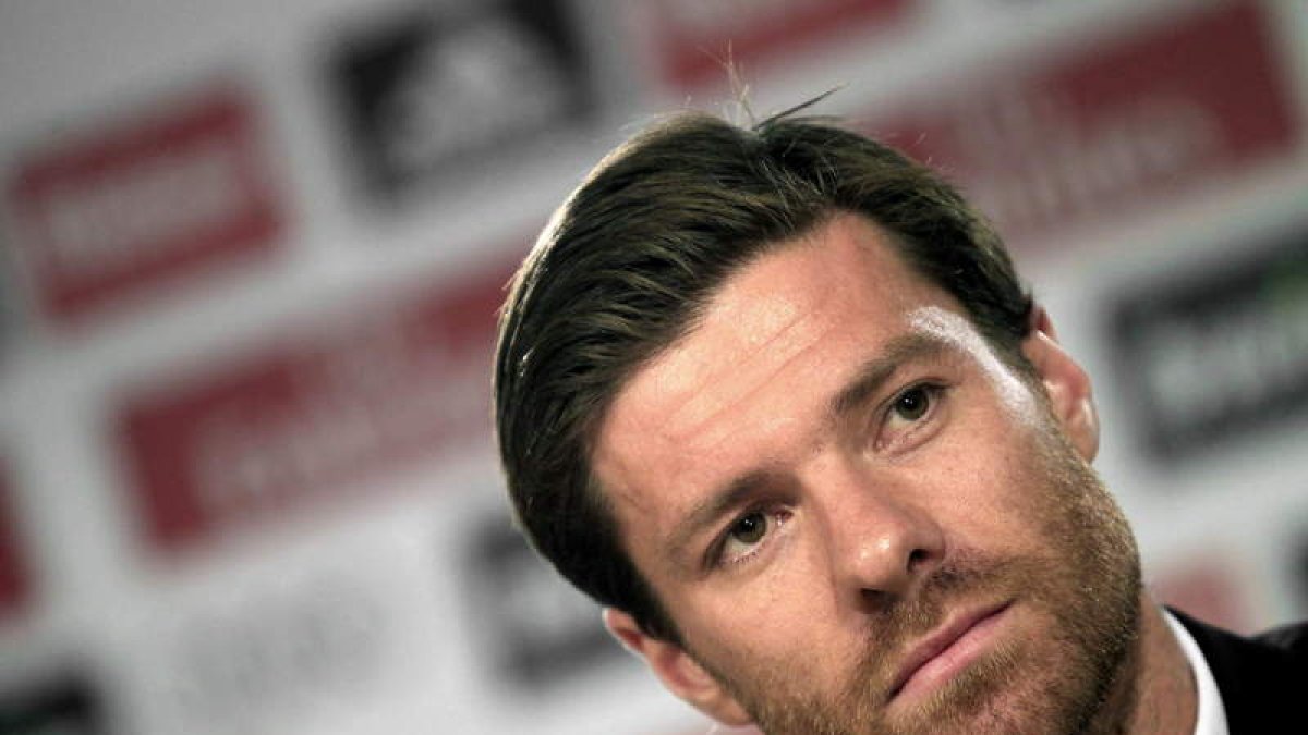 Xabi Alonso durante la rueda de prensa en la que explicó que su fichaje por el Bayern.