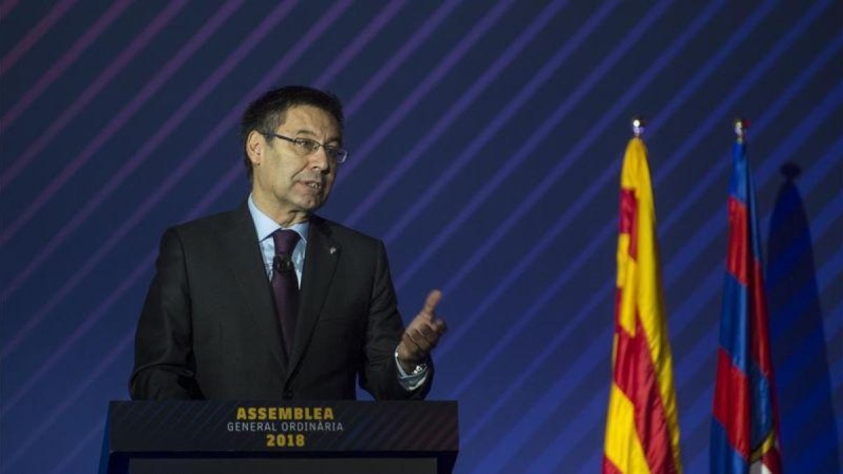 Bartomeu se dirige a los compromisarios en la última asamblea del Barça.