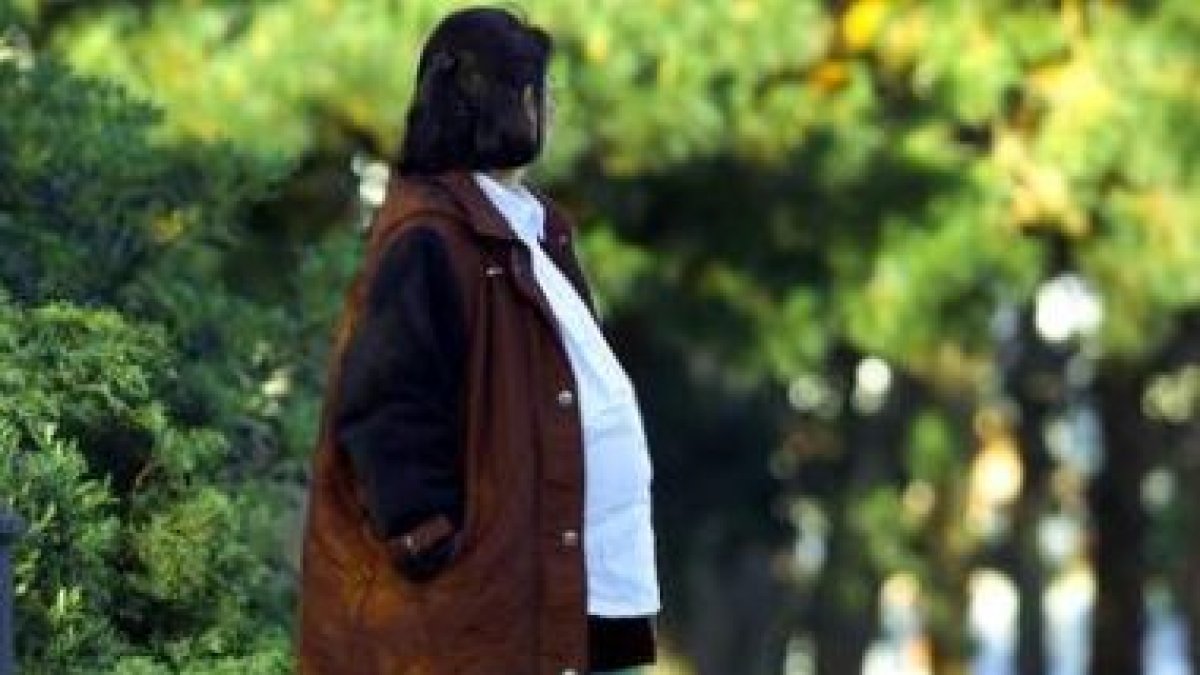 Una mujer embarazada disfruta de un paseo, una de las actividades más saludables para las gestantes.