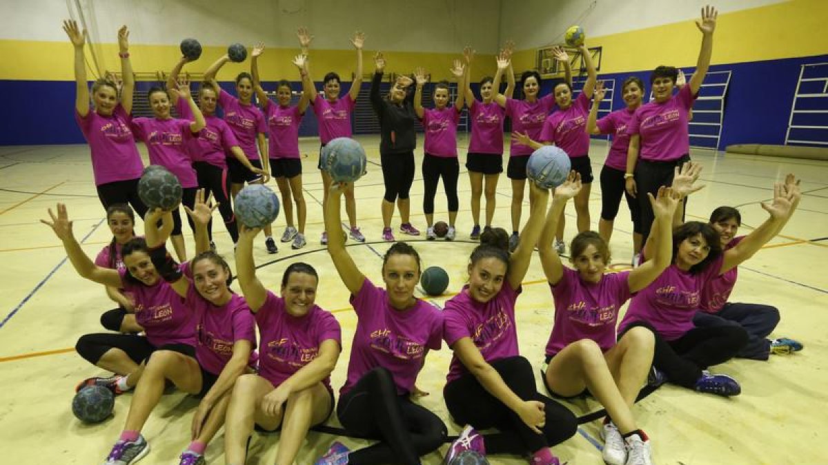 Jugadoras del equipo de veteranas, antes de iniciar el entrenamiento del martes en el pabellón del Hispánico