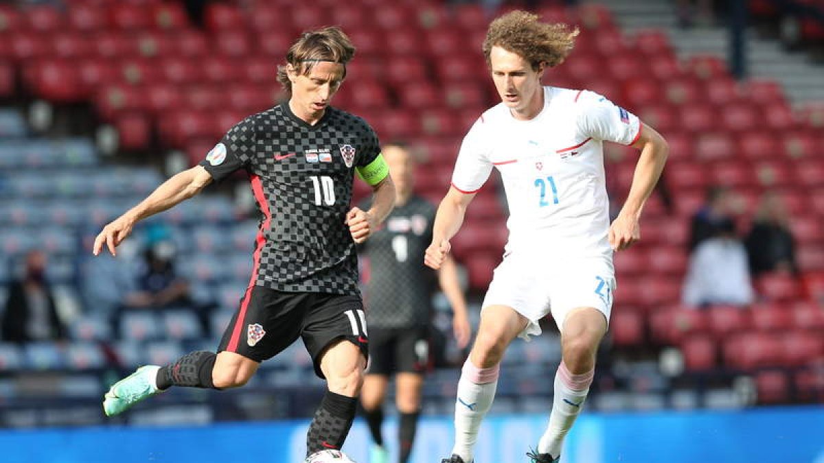 Modric domina el balón ante el checo Alex Kral. ROBERT PERRY