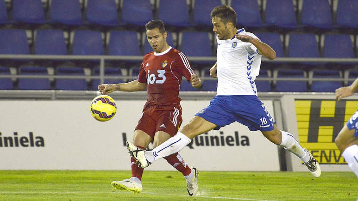 El tinerfeño de la Deportiva, Acorán, durante el último triunfo berciano en el Heliodoro hace seis años. DL