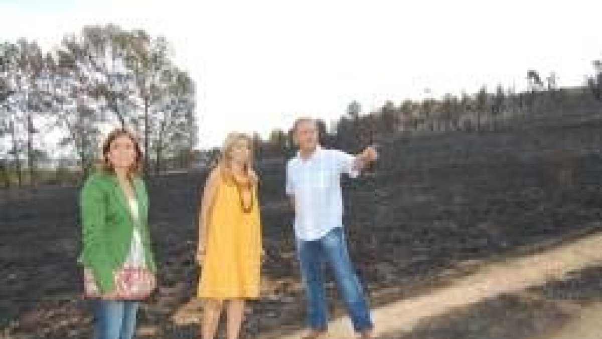 La alcaldesa visitó la zona arrasada por el incendio en las inmediaciones de Ferral del Bernesga