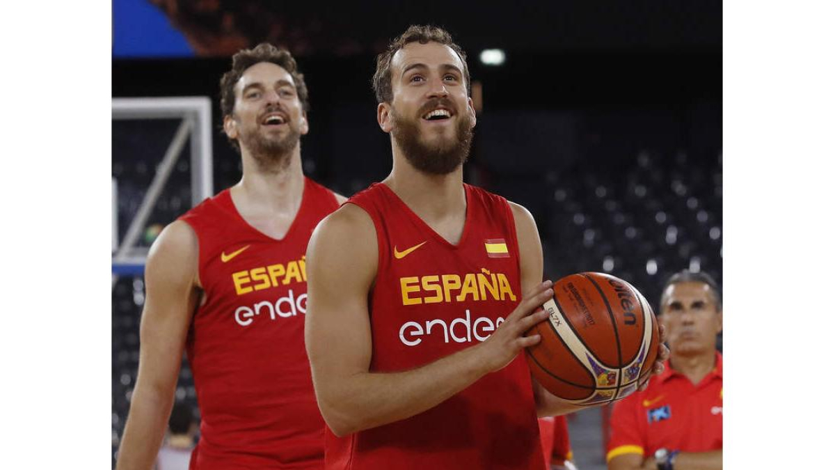 Gasol (detrás de Sergio) es el principal referente de una selección española que debuta mañana. HIDALGO