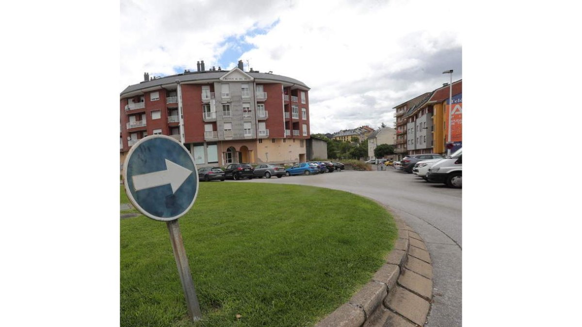 De izquierda a derecha, la calle Batalla del Salado, cerca de la avenida del Ferrocarril, donde quedan restos del diseño de cuatro carriles, y la zona del Auditorio ANA F. BARREDO