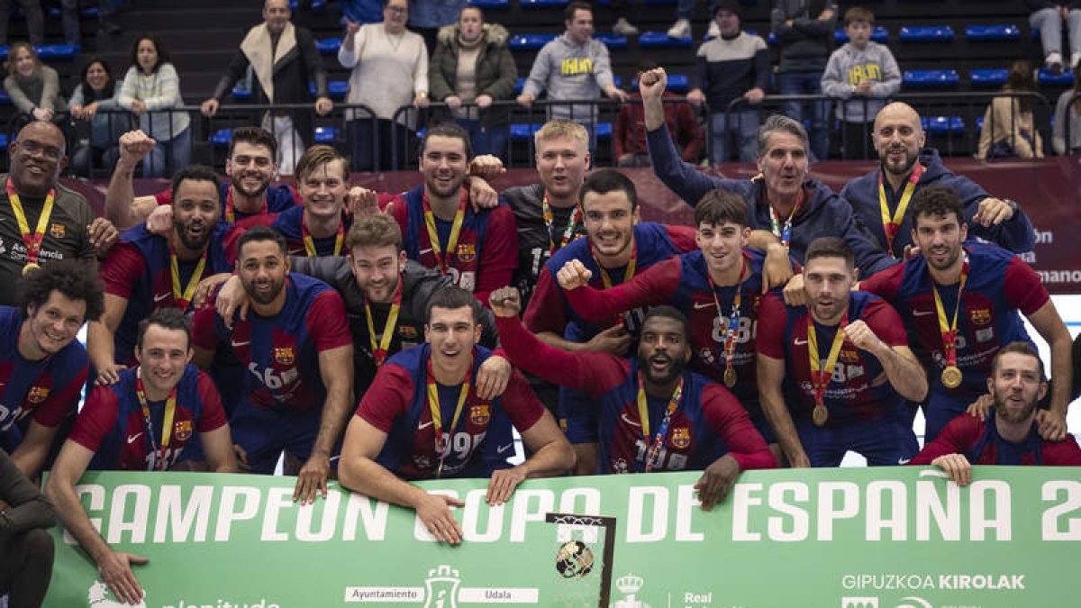 Los jugadores del Barcelona celebran la consecución del título de la Copa de España. JAVIER ETXEZARRETA