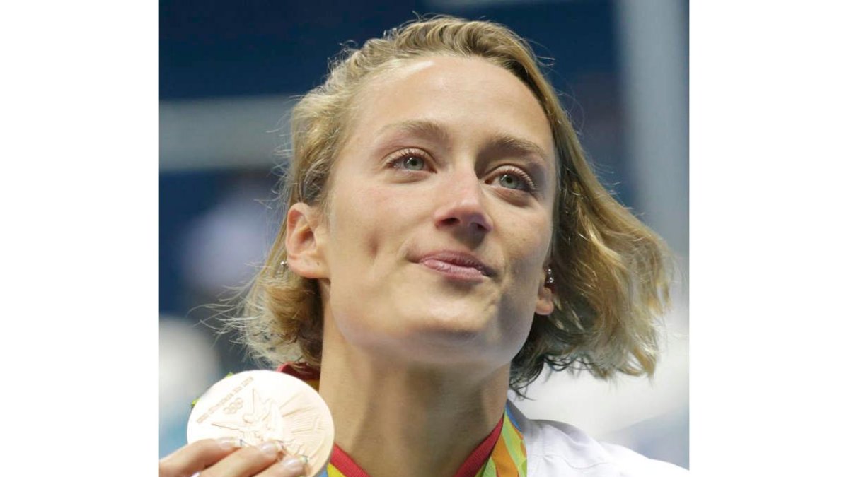 Mireia Belmonte, emocionada, posa con la medalla de bronce lograda en los 400 estilos. LAVANDEIRA