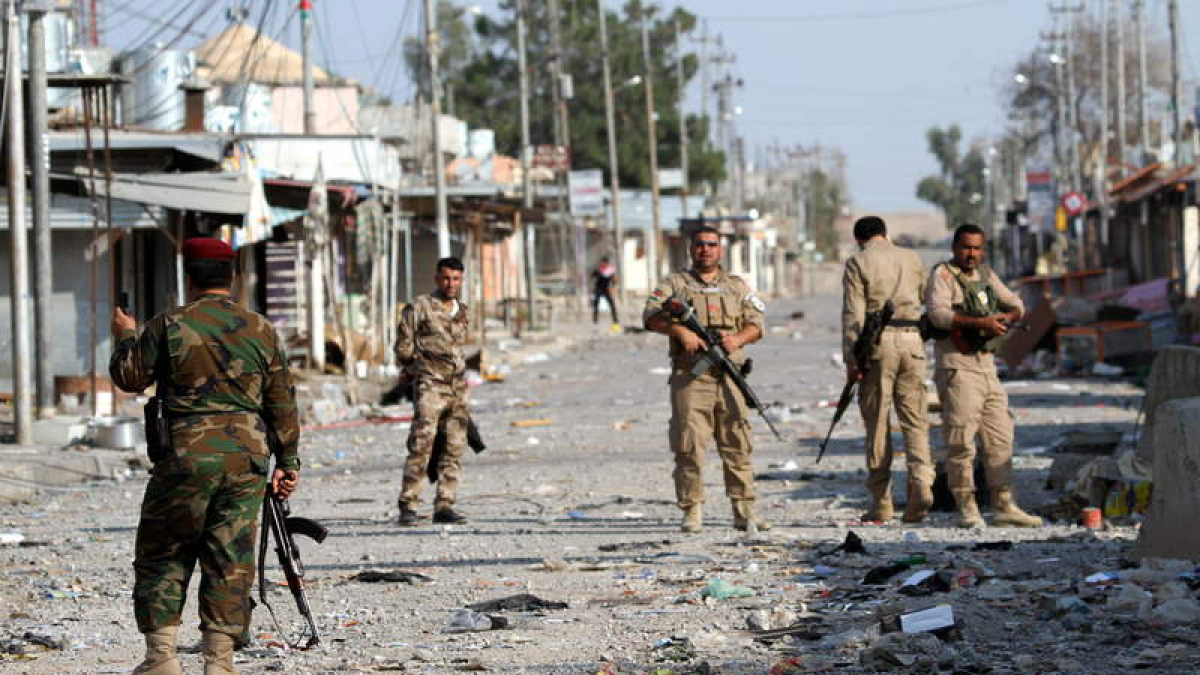 Unos soldados ‘peshmerga’ en una calle de Zumar, en el norte de Irak.
