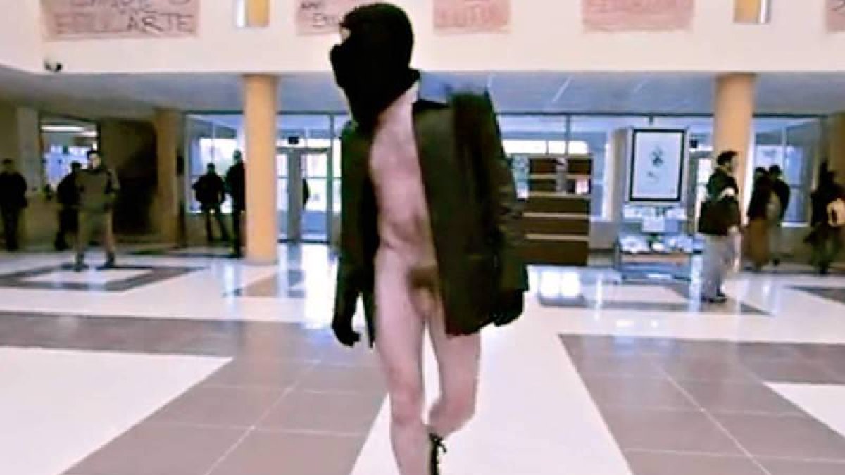 El exhibicionista recorrió desnudo el Campus y entró en Filosofía.